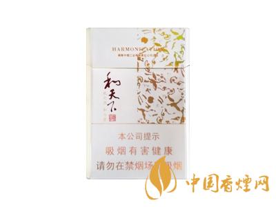 2020白沙和天下價(jià)格表和圖片 2020和天下香煙是白沙牌香煙中的一種，說(shuō)起和天下香煙，相信大家都認(rèn)識(shí)，和天下是高端香煙品牌,隸屬于湖南中煙工業(yè)有限責(zé)任公司，那么，2020年白沙和天下多少錢一包呢?趕緊來(lái)看看吧!  和天下香煙  和天下香煙時(shí)尚大氣的包裝　簡(jiǎn)潔流暢的線條　以紫色為主色調(diào)的搭配　無(wú)一不顯示出和天下的不凡紫色在中國(guó)傳統(tǒng)里是尊貴的顏色，如北京故宮又稱為“紫禁城”亦有所謂“紫氣東來(lái)” 口感上此款雅香綿滑，香氣醇和，余味純凈，實(shí)屬難得一見(jiàn)的神品啊!  系列產(chǎn)品  和天下(尊尚中支)  類型： 烤煙型  煙氣煙堿量： 0.0 mg  煙長(zhǎng)： 84 mm  過(guò)濾嘴長(zhǎng)： 25 mm  包裝形式： 條盒硬盒  單盒支數(shù)： 20  銷售形式： 國(guó)產(chǎn)內(nèi)銷  生產(chǎn)狀態(tài)： 待上市  備注： 白沙和天下尊尚中支  和天下(尊尚5000)  類型： 烤煙型  煙氣煙堿量： 0.0 mg  煙長(zhǎng)： 88 mm  過(guò)濾嘴長(zhǎng)： 25 mm  包裝形式： 條盒硬盒  單盒支數(shù)： 20  銷售形式： 國(guó)產(chǎn)內(nèi)銷  生產(chǎn)狀態(tài)： 已上市  備注： 白沙和天下尊尚5000  白沙(硬和天下雙中支)  單盒參考價(jià)： 90 元  條盒參考價(jià)： 900 元  條盒批發(fā)價(jià)： 763.2 元  小盒條形碼： 6901028204798  條包條形碼： 6901028204804  白沙(和天下天下韶山)  單盒參考價(jià)： 100 元  條盒參考價(jià)： 1000 元  小盒條形碼： 6901028196925  條包條形碼： 6901028196932  白沙(軟和天下檀香)  單盒參考價(jià)： 100 元  條盒參考價(jià)： 1000 元  條盒批發(fā)價(jià)： 763.2 元  白沙(和天下細(xì)支)  單盒參考價(jià)： 100 元  條盒參考價(jià)： 1000 元  條盒批發(fā)價(jià)： 720.8 元  小盒條形碼： 6901028196048  條包條形碼： 6901028196055  白沙(軟和天下)  單盒參考價(jià)： 100 元  條盒參考價(jià)： 1000 元  條盒批發(fā)價(jià)： 720.8 元  小盒條形碼： 6901028196017  條包條形碼： 6901028196024  白沙(和天下)  單盒參考價(jià)： 100 元  條盒參考價(jià)： 1000 元  條盒批發(fā)價(jià)： 848 元  小盒條形碼： 6901028196925  條包條形碼： 6901028196932  通過(guò)以上的信息可以了解到2020年白沙和天下的價(jià)格，以上就是香煙網(wǎng)為您提供的關(guān)于2020白沙和天下價(jià)格表和圖片，白沙和天下多少錢一包?的信息，想要了解更多的信息請(qǐng)來(lái)關(guān)注香煙網(wǎng)吧!白沙和天下多少錢一包？