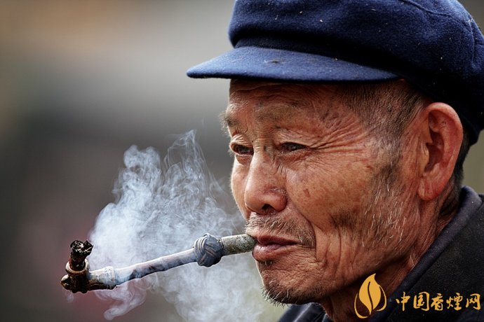 旱煙和煙卷哪個(gè)危害大，旱煙袋很有講究