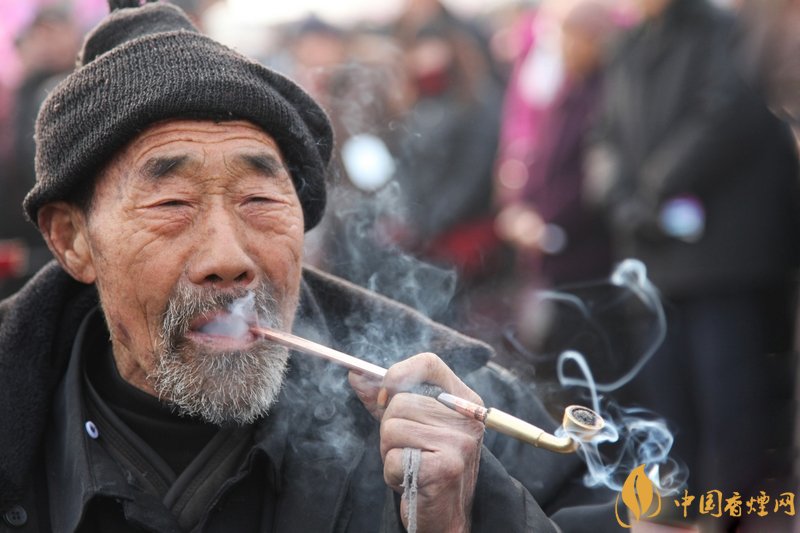 旱煙和煙卷哪個(gè)危害大，旱煙袋很有講究